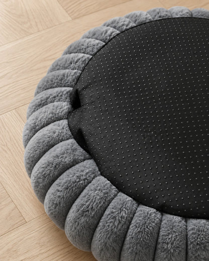 Panier donut CosyDog en situation dans intérieur cosy — ambiance apaisante