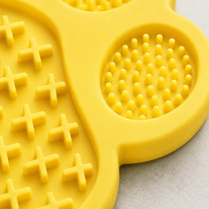 Tapis de léchage jaune - démonstration avec pâtée molle